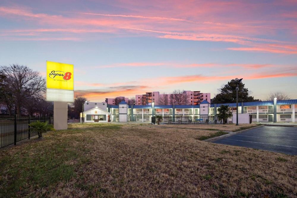 Super 8 by Wyndham Portsmouth - Norfolk
