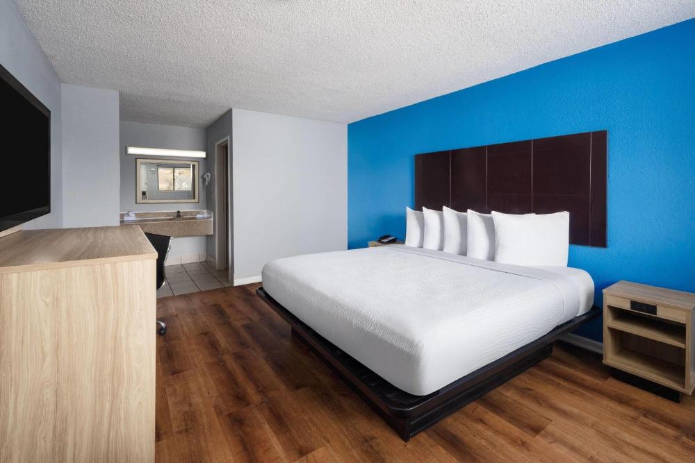 King Room - Non-Smoking interior